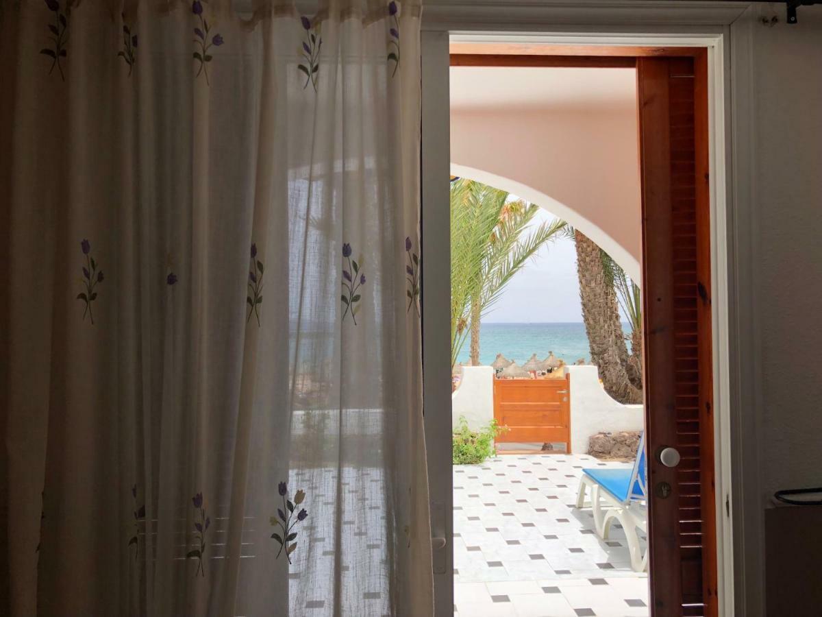 Beachfront Apartment Арона Экстерьер фото